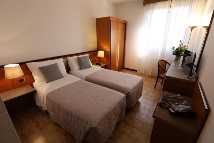 Hotel Rhi Porta Bologna Pieve di Cento Habitación foto